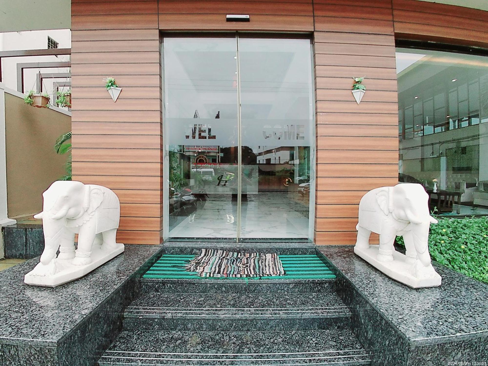 Hotel Sai Pratik, Newly Built Up, Complimentary Shuttle To The Temple Shirdi Exterior photo